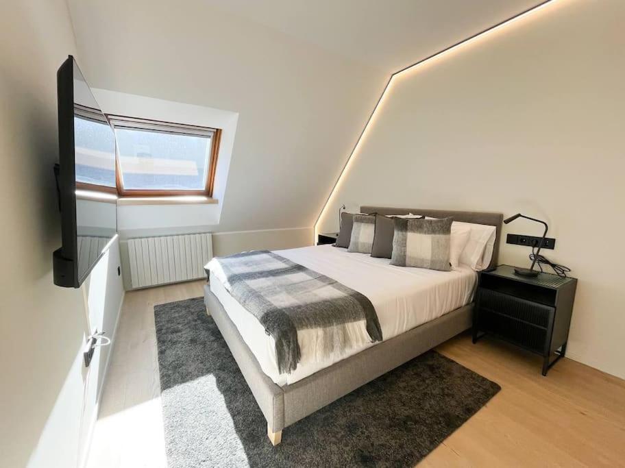Atico Duplex De Lujo - Clasificacion 5 Estrellas - 8pax - A Pie Del Centro - 2 Parkings L By Bonesvacances Apartament